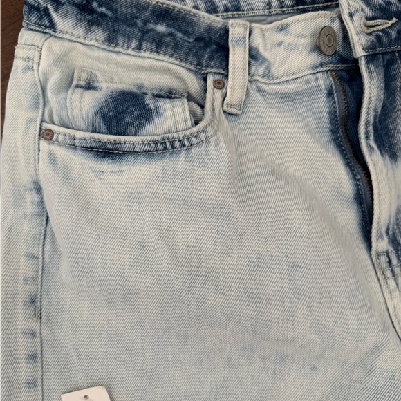 Distressed Light Wash Jeans - Picture 2 of 2